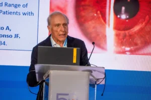 El Prof. Fernández-Vega durante su conferencia.